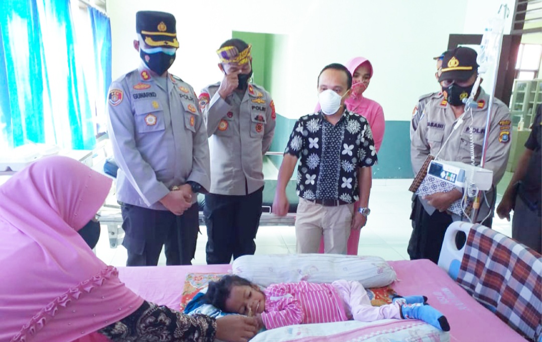 Kapolres Buton Jenguk Balita Penderita Gizi Buruk di RSUD