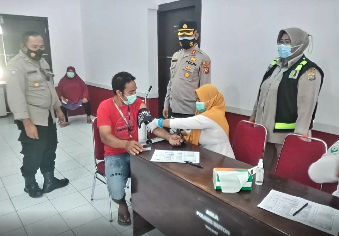 Kapolres Buton Pantau Pelaksanaan Vaksinasi Tahap II