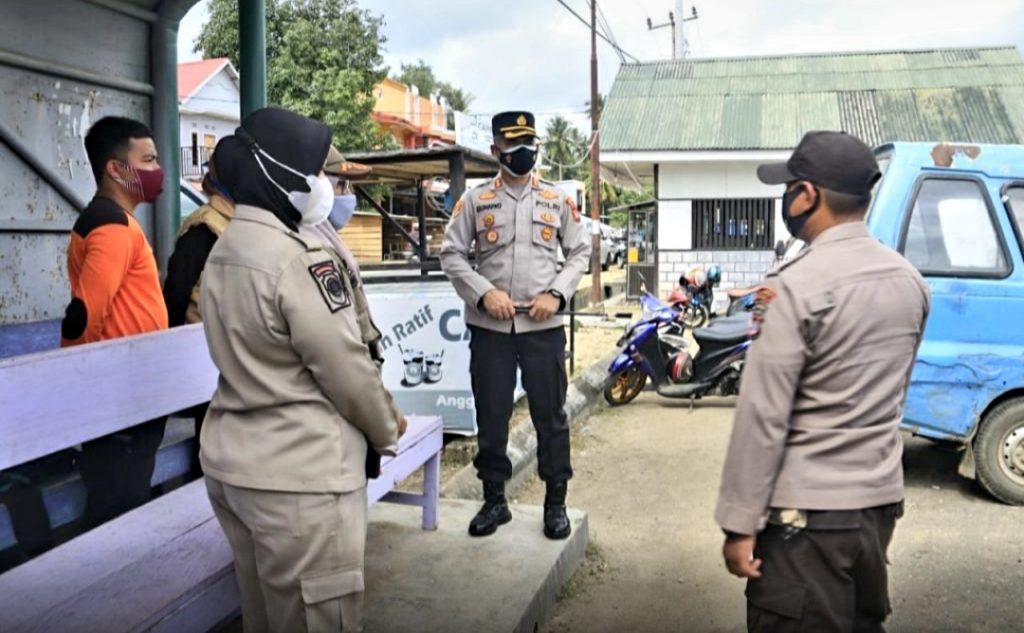 Kapolres Buton Cek Posko PPKM di Pasar Sabho