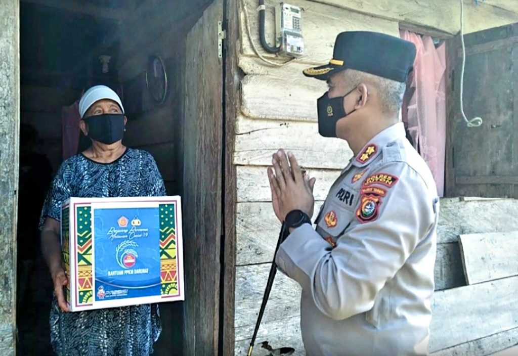 Ringankan Ekonomi Masyarakat Selama PPKM Mikro,Polres Buton Salurkan Bantuan Sembako