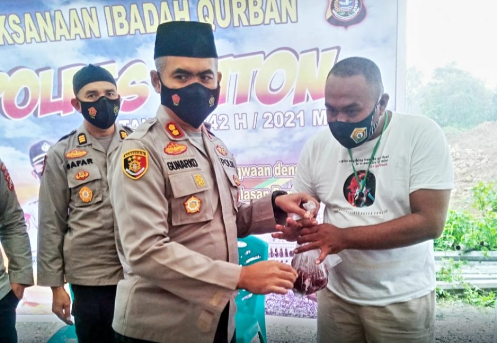 Polres Buton Salurkan Daging Kurban Door to Door