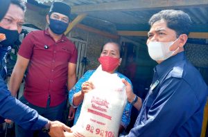 Bupati Bagikan 161 Ton Beras di Tujuh Kecamatan di Buton
