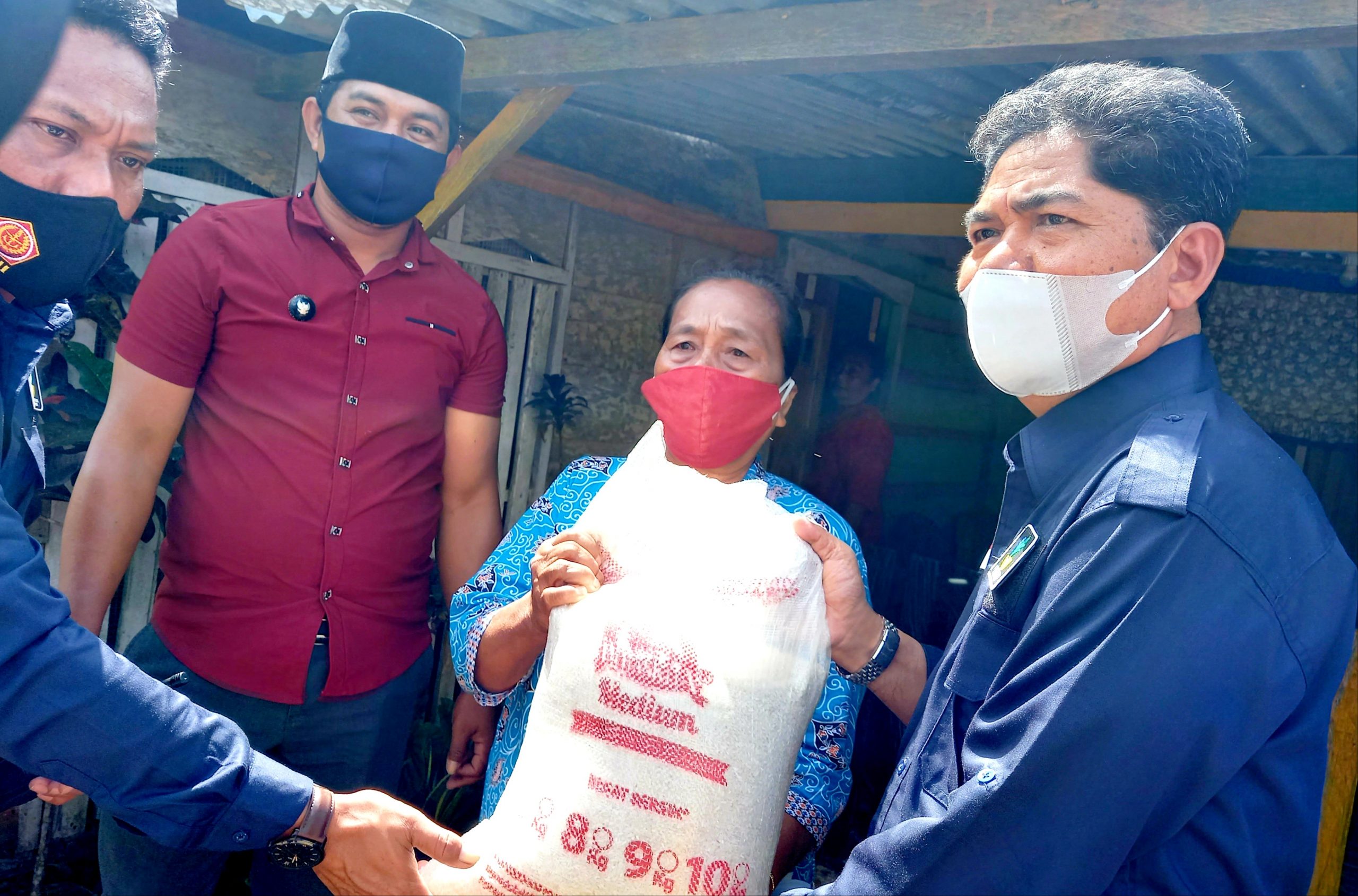 Bupati Bagikan 161 Ton Beras di Tujuh Kecamatan di Buton