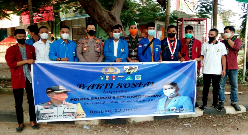 Polres Baubau bersama KNPI dan OKP Bagikan Sembako ke Lansia