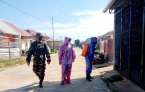 Tanggap Covid-19, Mahasiswa KKN IAIN Kendari bersama Babinsa Lakukan Penyemprotan Disinfektan