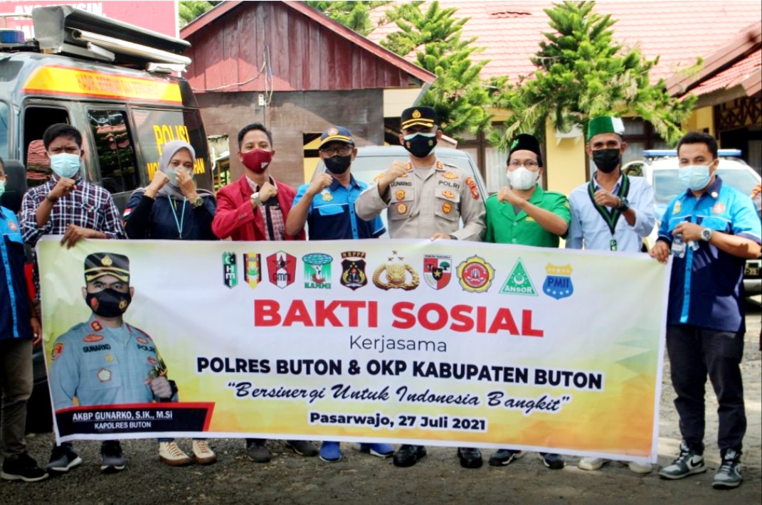 Gandeng Ormas,Polres Buton Bagikan Sembako Kepada Masyarakat Terdampak PPKM