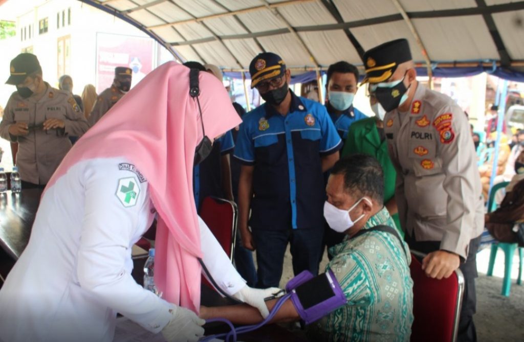 Semangati Peserta Vaksin, Kapolres Buton Bersama Ormas Pantau Pelaksanaan Vaksinasi Massal Tahap II