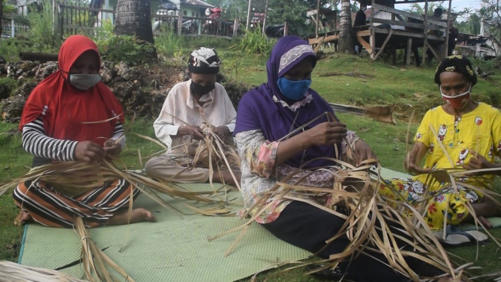 Kurangi Kemasan Plastik, Warga Buton Selatan Buat Anyaman Tempat Daging Kurban