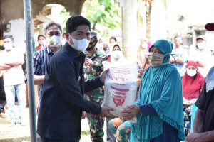 Bupati Buton Kembali Salurkan Bantuan Beras di Kecamatan Wolowa