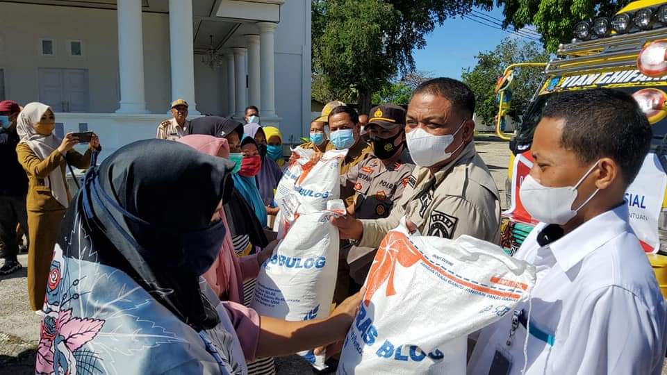 Bupati Buton Selatan Salurkan Bantuan Beras PPKM kepada 9.646 KPM