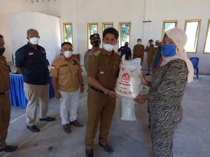 Bagi Beras di Kecamatan Lasalimu, Bupati Ingatkan Warga Patuhi Prokes