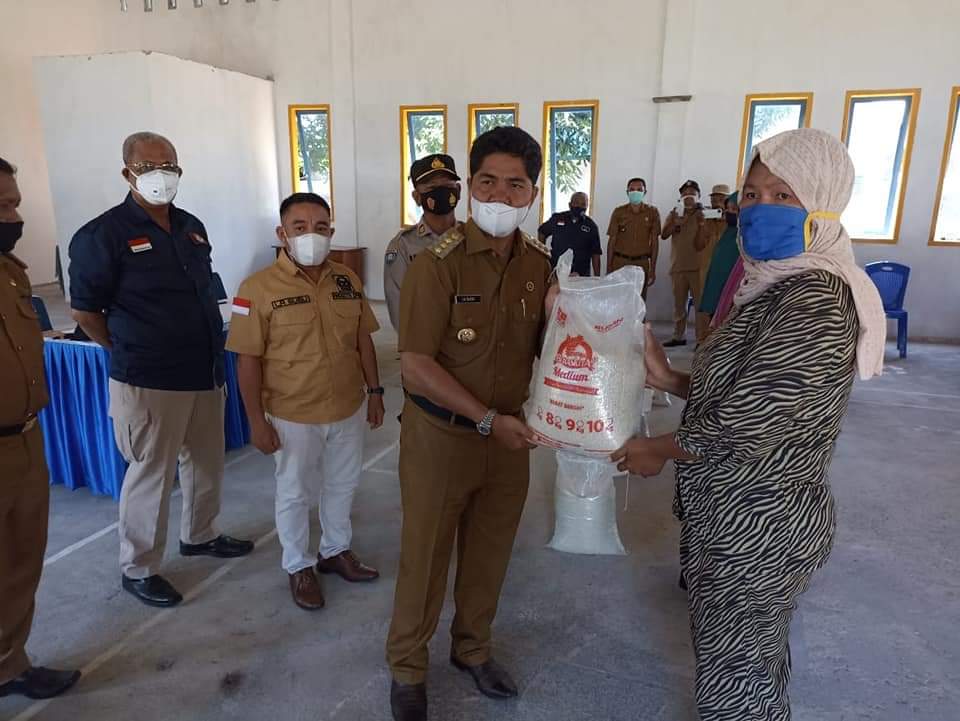Bagi Beras di Kecamatan Lasalimu, Bupati Ingatkan Warga Patuhi Prokes