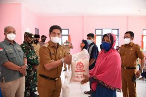 Kunker di Siotapina Bupati Himbau Warga Patuhi Prokes