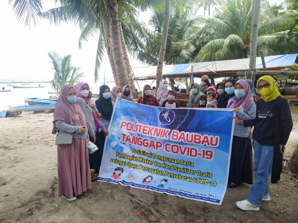 Persatuan Dosen Politeknik Baubau Bagi Masker dan Handsanitizer di Buton Selatan