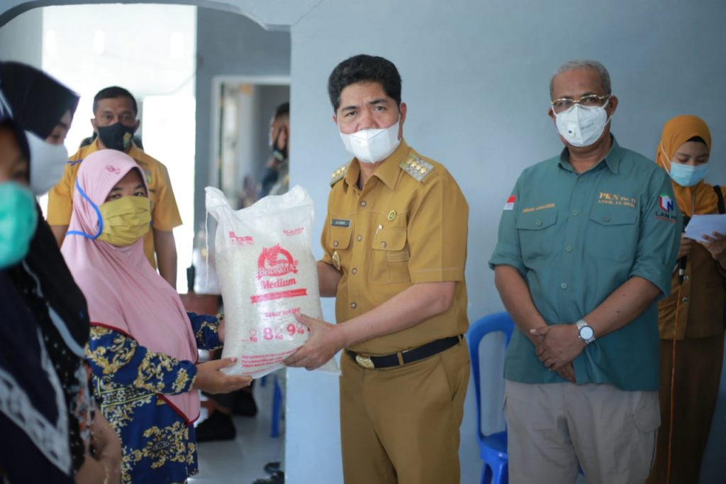 840 Penerima BST dan PKH di Kecamatan Wabula Terima Bantuan Beras 10 Kg