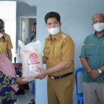 840 Penerima BST dan PKH di Kecamatan Wabula Terima Bantuan Beras 10 Kg