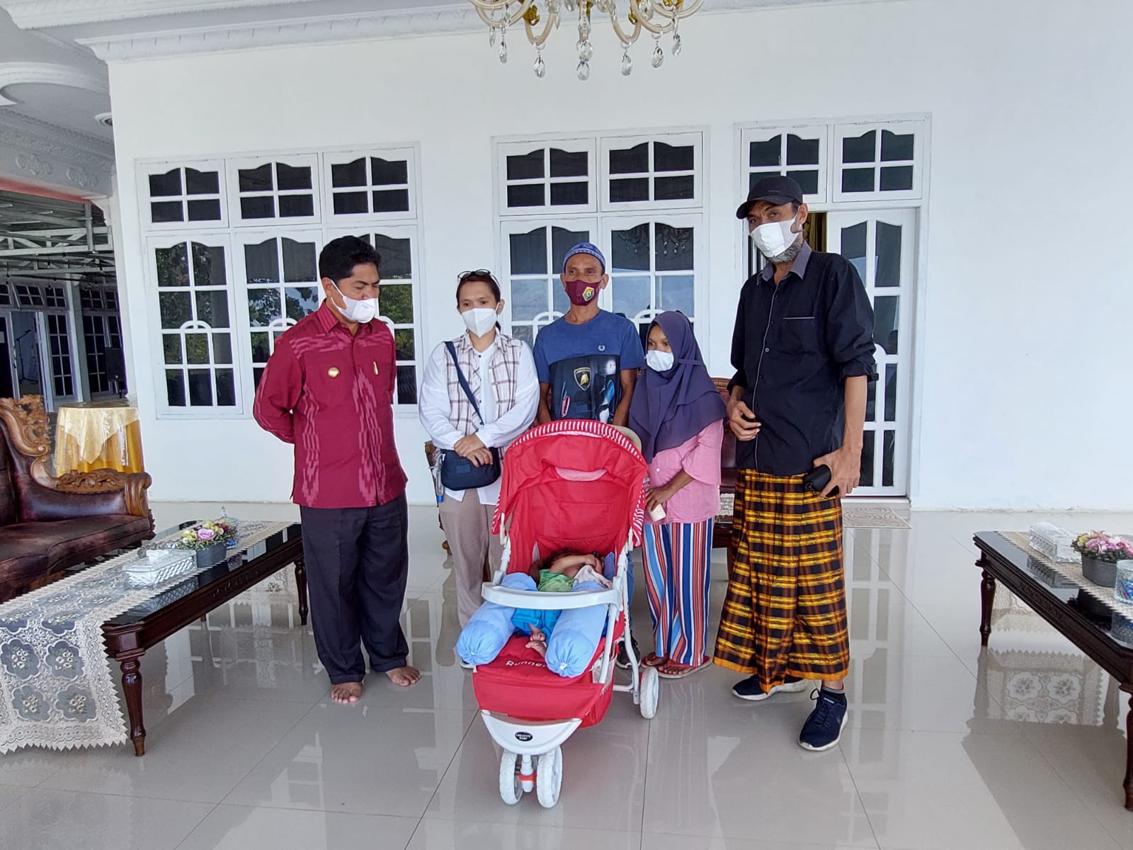 Bupati Buton Berangkatkan Anak Penderita Tumor ke Makassar