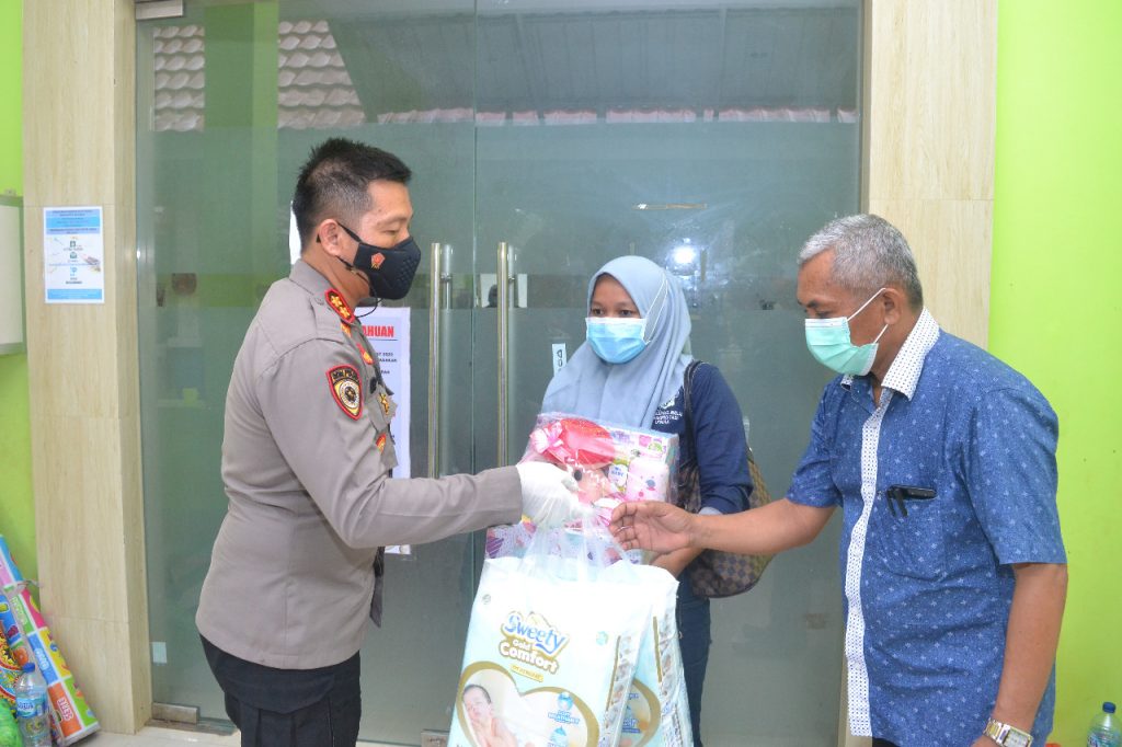 Kapolres Baubau Jenguk Bayi yang Ditemukan di Benteng Keraton