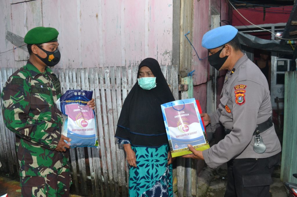 Polres Baubau dan Kodim 1413 Buton Bagikan 100 Paket Sembako ke Warga Kena Dampak Covid