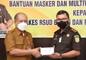 Kajari Buton Berikan Ribuan Masker dan Multivitamin ke Nakes