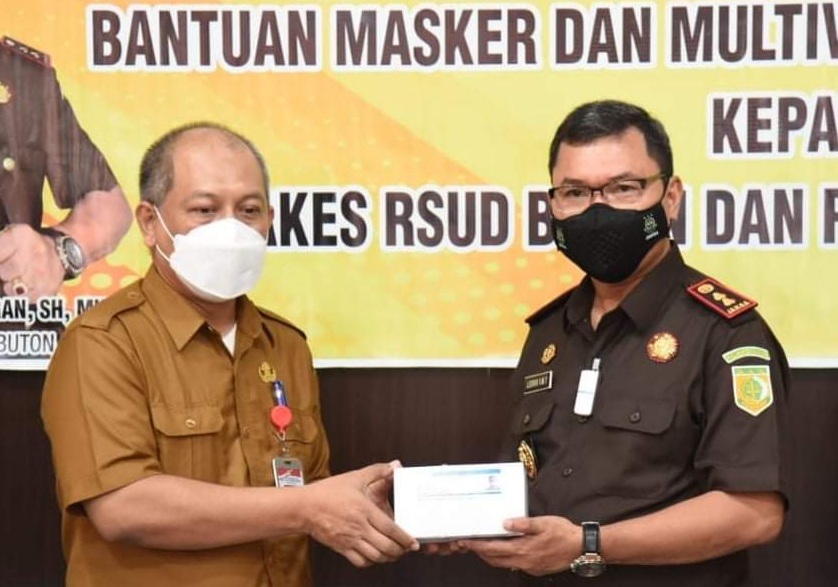 Kajari Buton Berikan Ribuan Masker dan Multivitamin ke Nakes