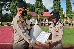Dorong Personel Tingkatkan Prestasi, Kapolres Buton Beri Penghargaan