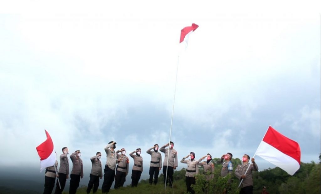 HUT RI Ke-76, Polres Buton Kibarkan Bendera Merah Putih di Bukit Teletabies
