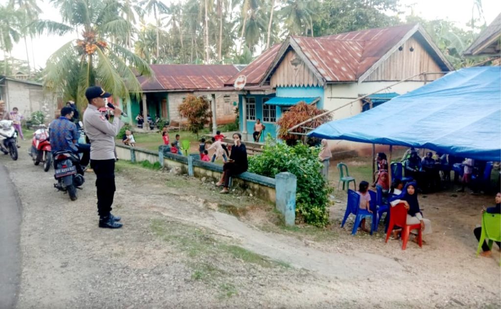 Gunakan Toa Kapolsek Wolowa Ajak Masyarakat Ikut Vaksinasi Kemerdekaan