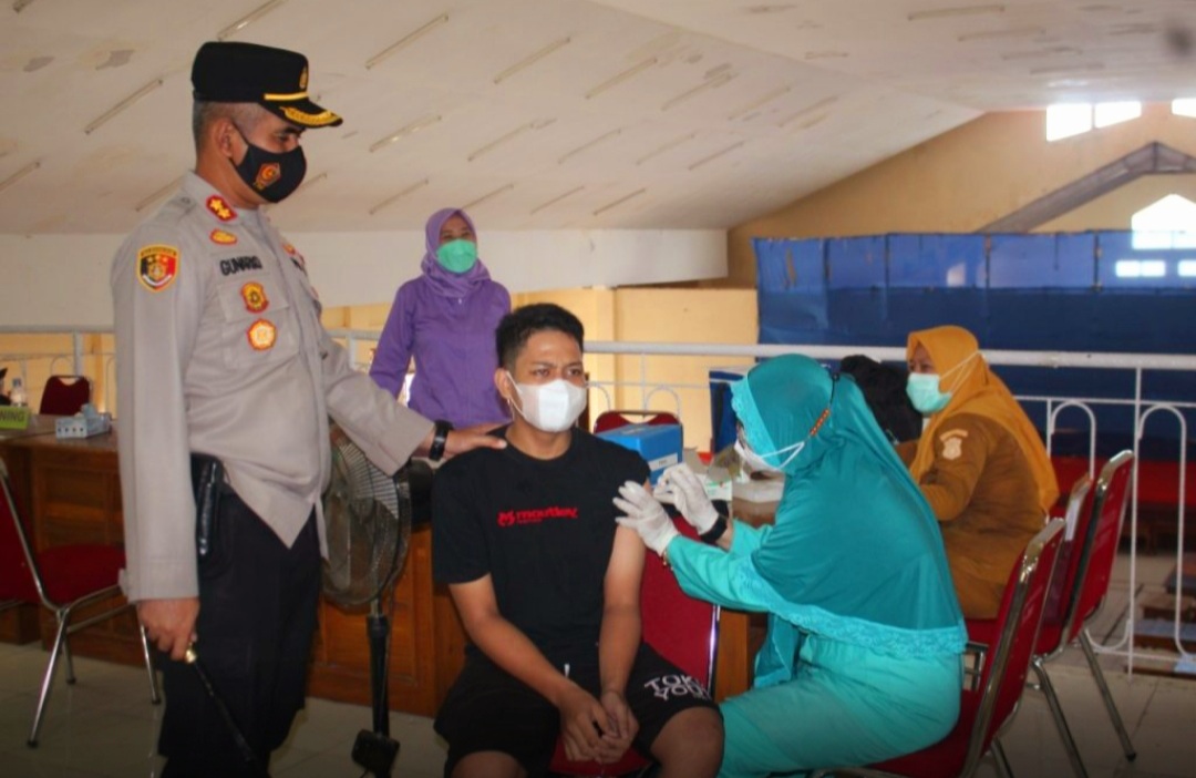 Pastikan Vaksinasi Berjalan Lancar, Kapolres Buton Pantau Pelaksanaan Vaksinasi
