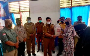 Bupati Kembali Bagikan Bantuan Beras di Buton dan Melauncing Aplikasi Si Gadis Desa