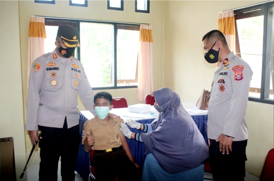 Kapolres Buton Pantau Pelaksanaan Vaksinasi Pelajar di Polsek Pasarwajo