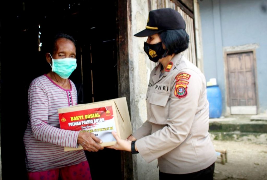 Jelang HUT Polwan Ke-73, Polwan Polres Buton Bagikan 73 Paket Sembako