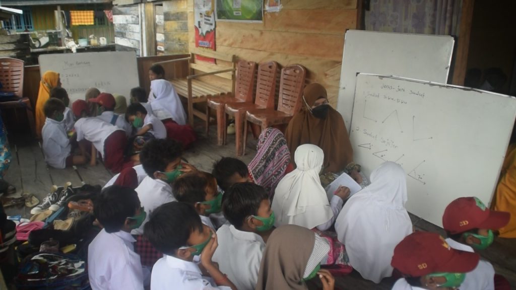Potret Ratusan Anak Nelayan Buteng Bersekolah Numpang Di Rumah Warga