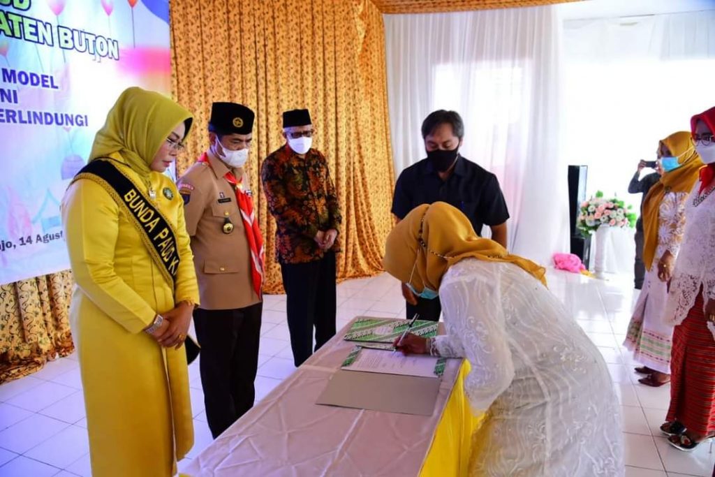 Delia La Bakry Kukuhkan 13 Bunda Paud Kelurahan dan 82 Bunda Paud Desa