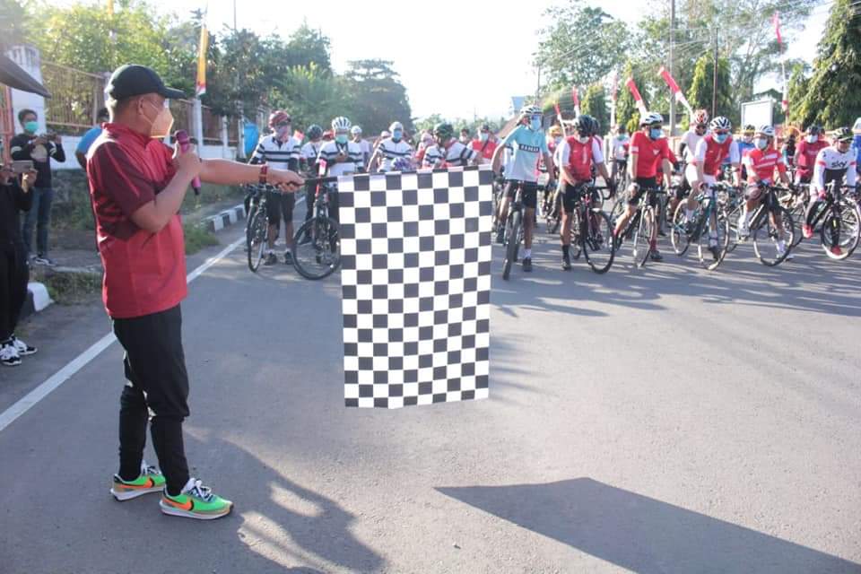 Meriahkan HUT RI Ke 76, Pemkot Baubau Gelar Gowes Merah Putih