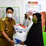 Setelah Wabula, Bupati Salurkan BPNT di Pasarwajo