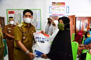 Setelah Wabula, Bupati Salurkan BPNT di Pasarwajo