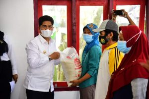 Kunker di Wolowa dan Lasalimu Selatan Bupati Salurkan Bantuan Beras
