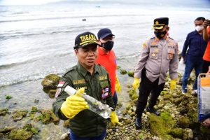 Forkopimda Buton Melakukan Aksi Bersih-bersih di Pantai Swiss Kelurahan Saragi