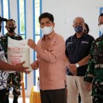 Pastikan Warga Terbantu Saat Pandemi, Bupati Buton Bagikan Bantuan Beras ke Warga