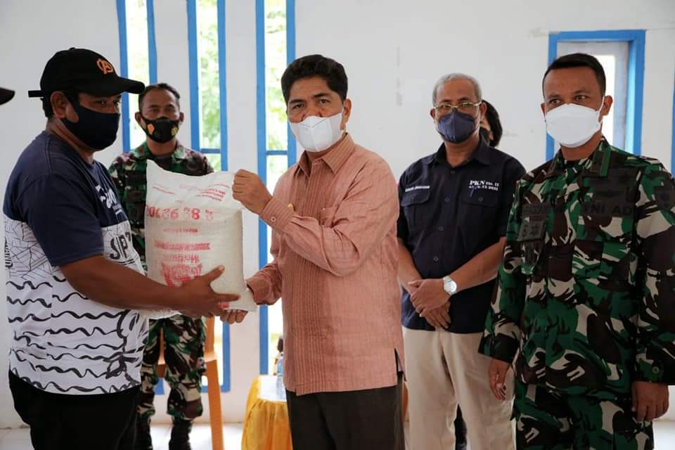 Pastikan Warga Terbantu Saat Pandemi, Bupati Buton Bagikan Bantuan Beras ke Warga