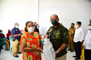 Pastikan Warga Terbantu Saat Pandemi, Bupati Buton Bagikan Bantuan Beras ke Warga