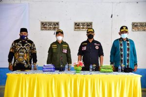 Pastikan Warga Terbantu Saat Pandemi, Bupati Buton Bagikan Bantuan Beras ke Warga