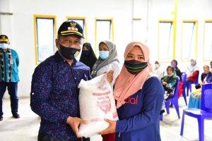 Pastikan Warga Terbantu Saat Pandemi, Bupati Buton Bagikan Bantuan Beras ke Warga