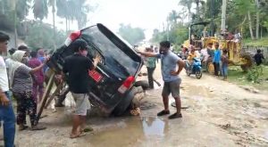 Protes Jalan Rusak, Ibu-ibu Di Muna Mengamuk dan Nyaris Gulingkan Mobil Dinas