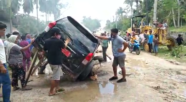 Protes Jalan Rusak, Ibu-ibu Di Muna Mengamuk dan Nyaris Gulingkan Mobil Dinas