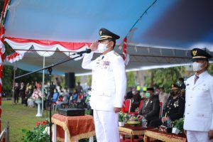 Bupati Buton Pimpin Upacara Penurunan Bendera Merah Putih