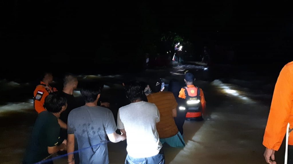 Usai Kibarkan Sang Saka Merah Putih, 36 Mahasiswa Terjebak di Gunung Amonggedo