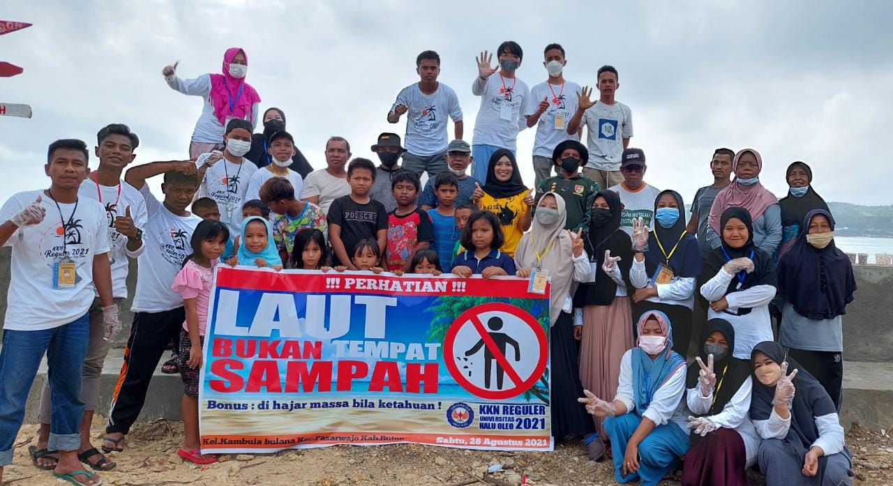 Mahasiswa KKN Unhalu Bersama Warga Kerja Bakti Bersihkan Sampah di Pantai