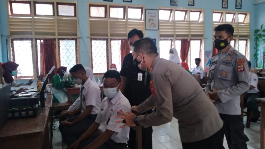 AKBP Rio Tangkari Pantau Vaksinasi Covid 19 di SMA Negeri 1 Baubau
